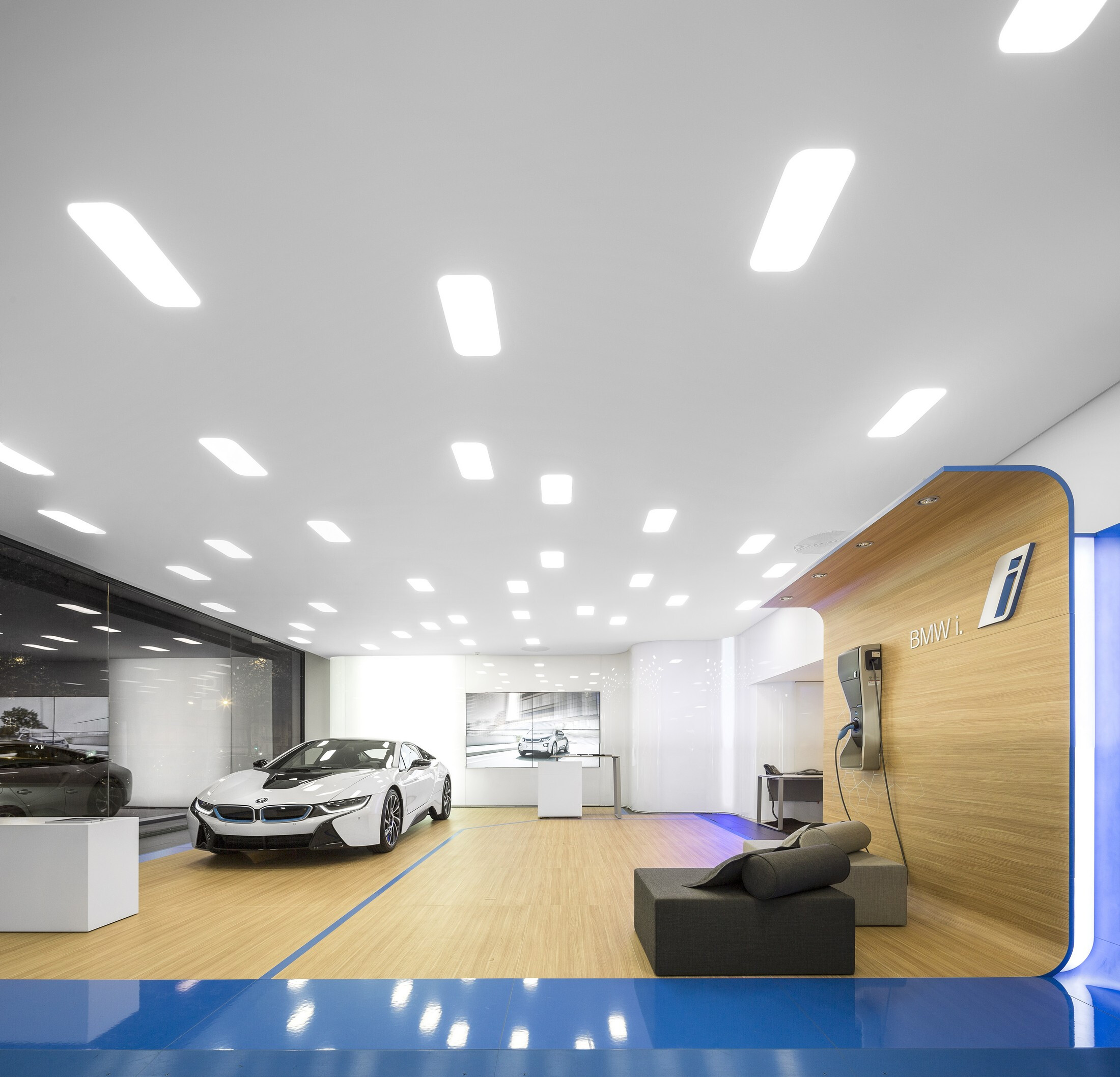 BMW i City Sales Outlet · 神秘动感白膜展示空间-13