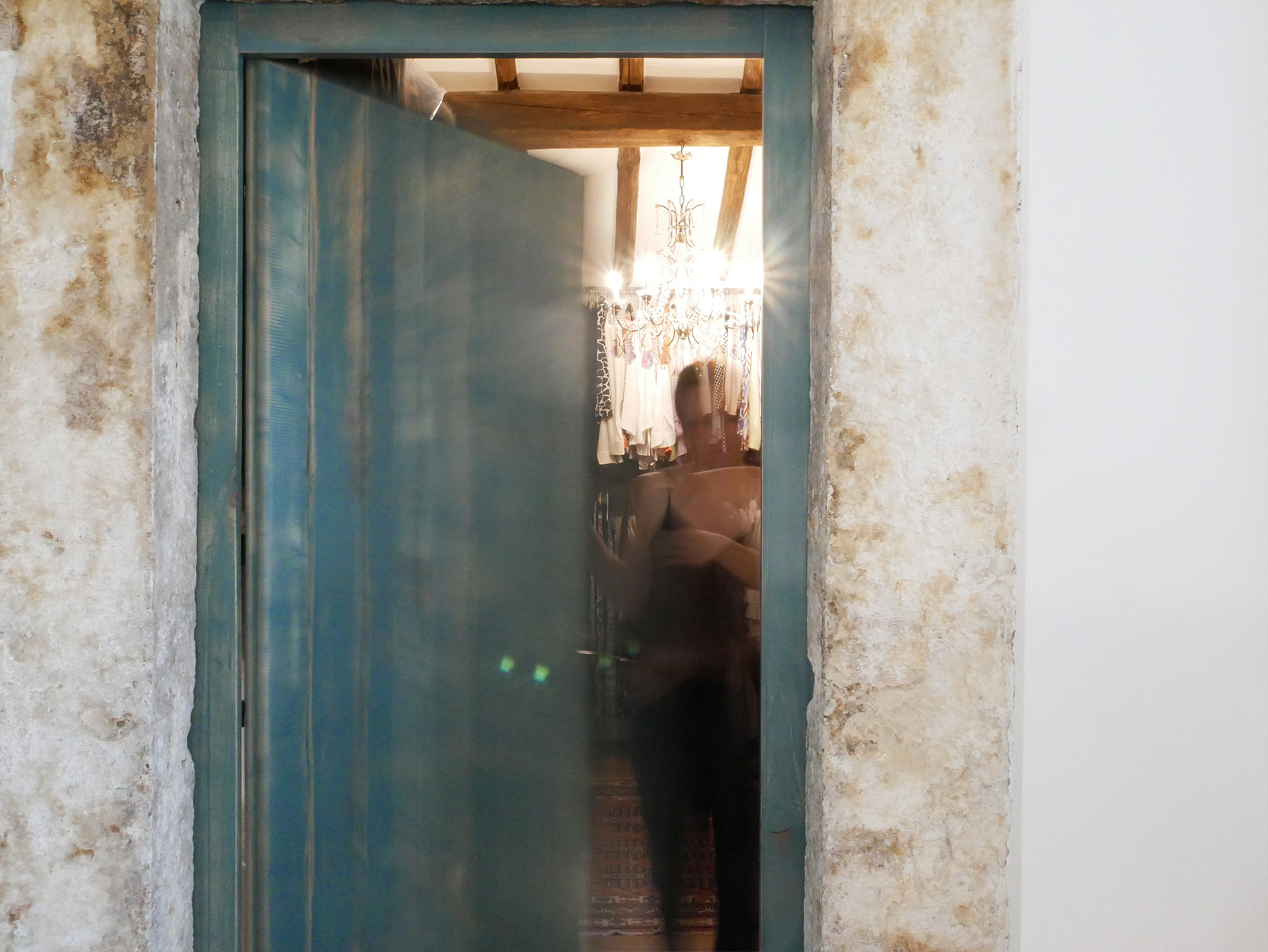 古宅新生,罗马洞石与实木地板的优雅融合-12