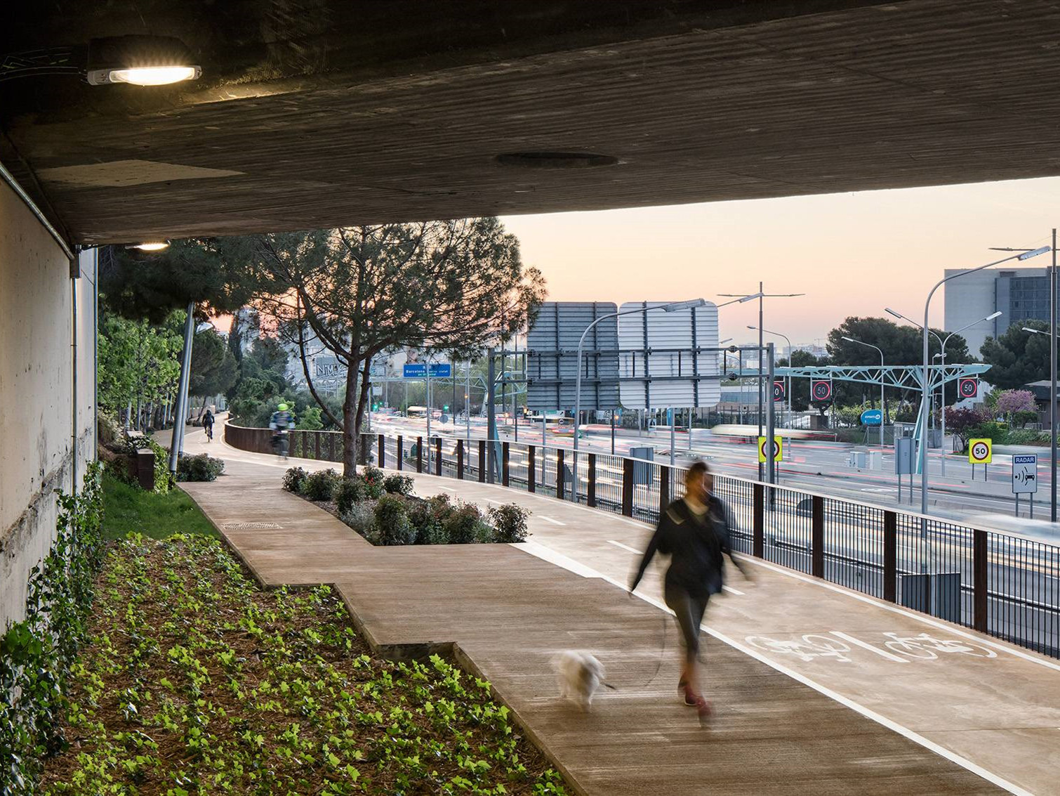 西班牙自行车道和人行道改造景观-3