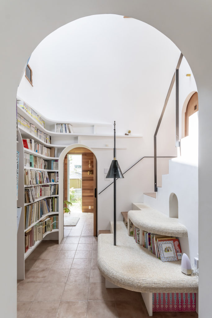 広い敷地につくった2世帯住宅 階段室を中心にいろんな居場所のある家 | Architecture | 100%LiFE-13