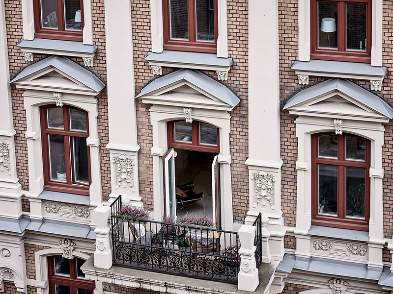 浪漫瑞典小公寓，高挑天花板与温馨阳台的完美结合-2