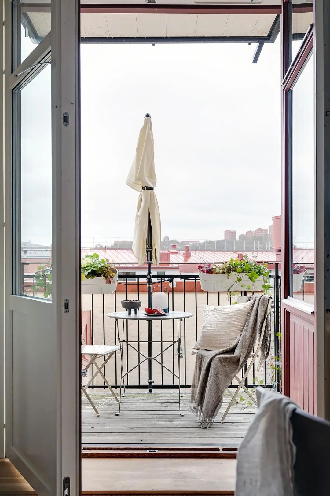 L 型布局厨房搭配小露台的家-27