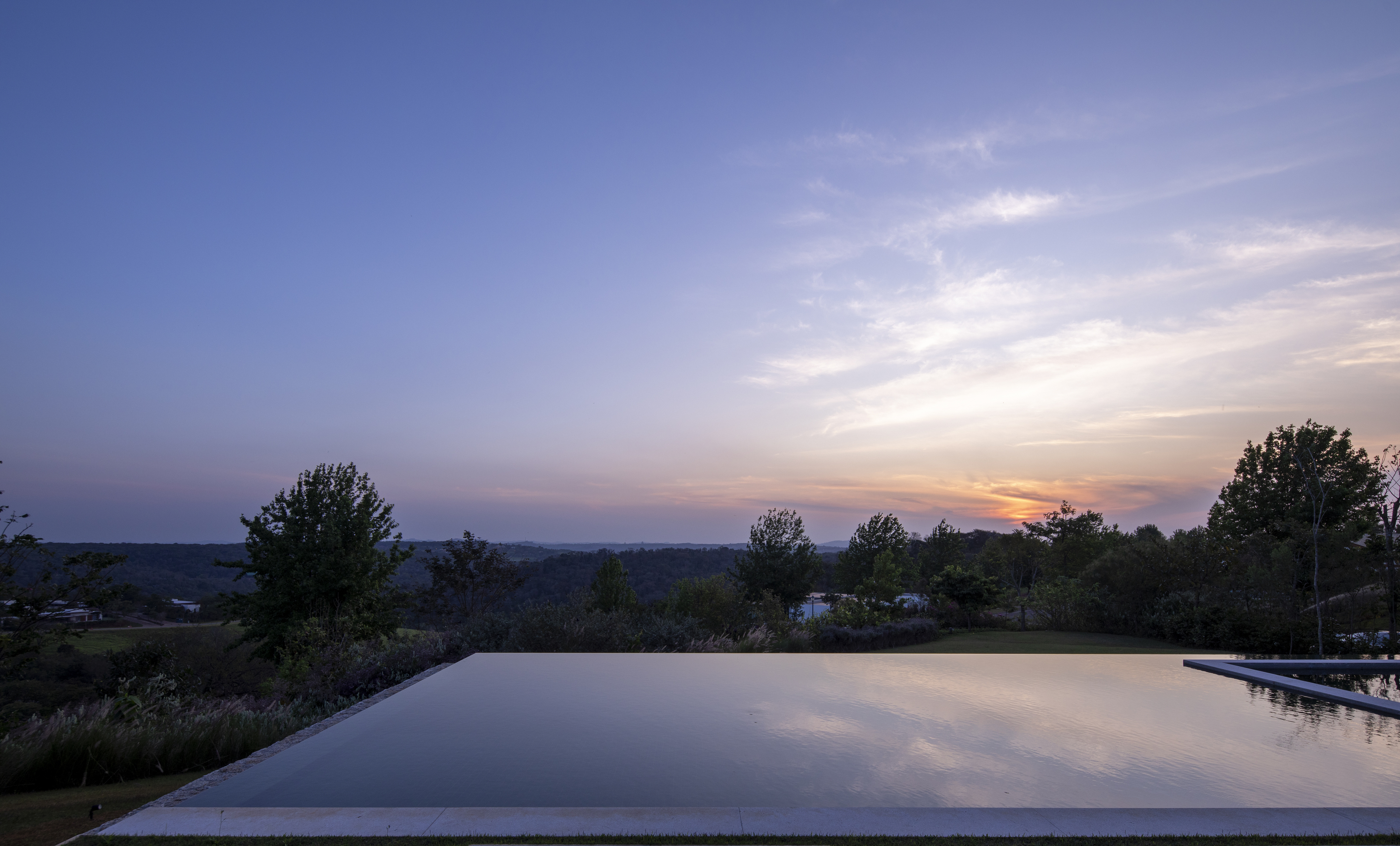 多重上市服务房源（的房屋）

注：MLS是Multiple Listing Service的缩写，即多重上市服务，是一种房地产行业的房源共享系统所以MLS House指纳入该系统里挂牌待售的房屋   丨Cape VerdePaul-48