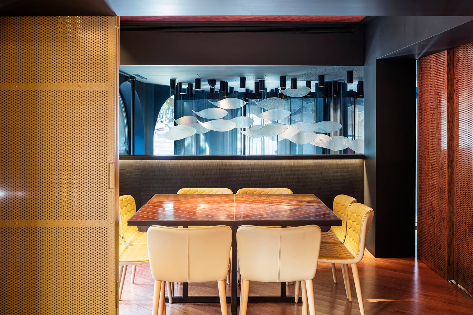 悉尼“碧波粼粼”的温暖餐饮空间-15