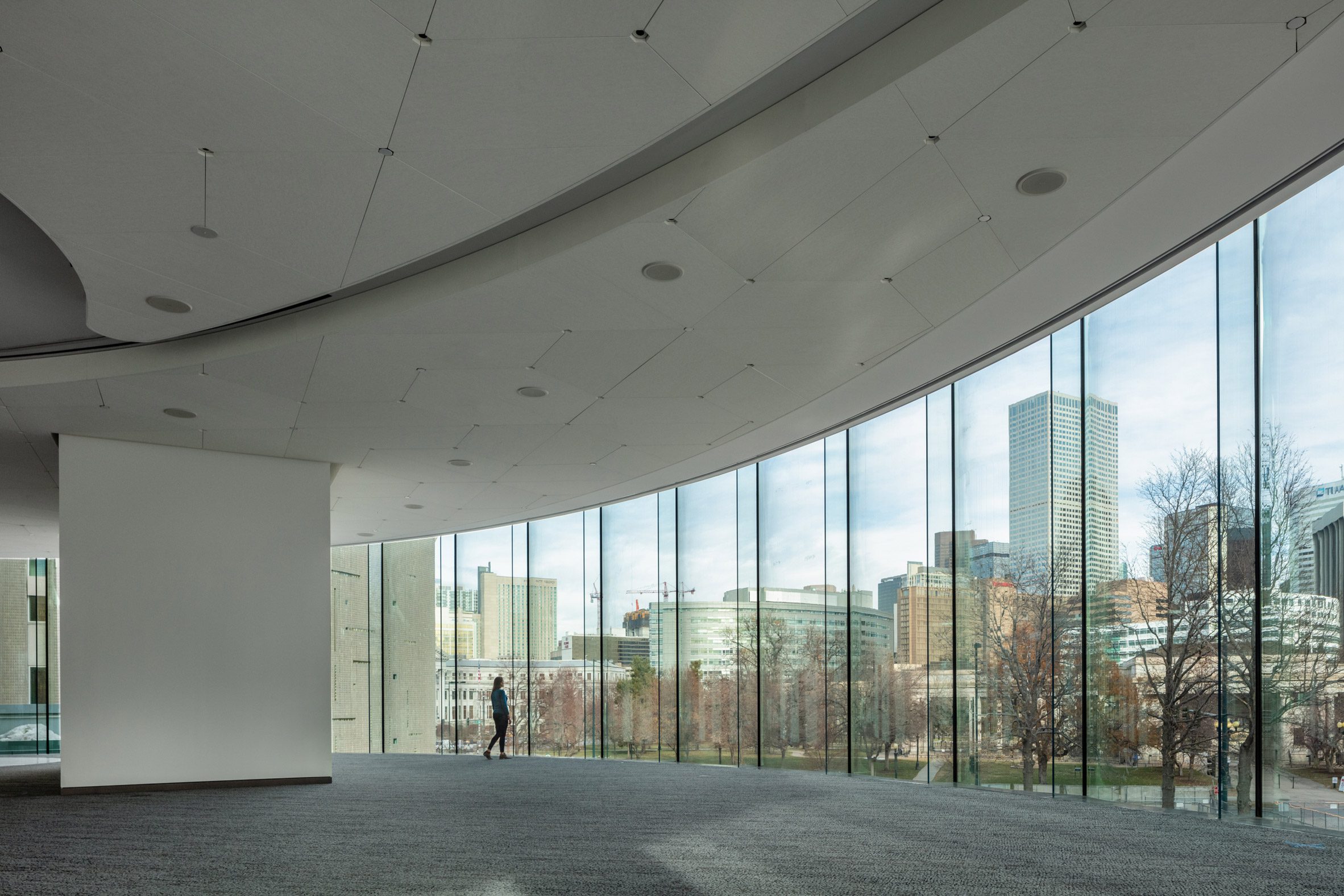 丹佛艺术博物馆扩建亮相,圆形欢迎中心成亮点-26