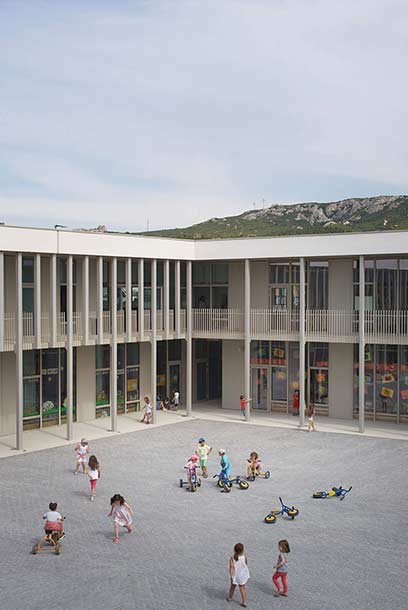 法国 Pomme de Pin 学校建筑群 | 室内景观丰富，融入自然-27