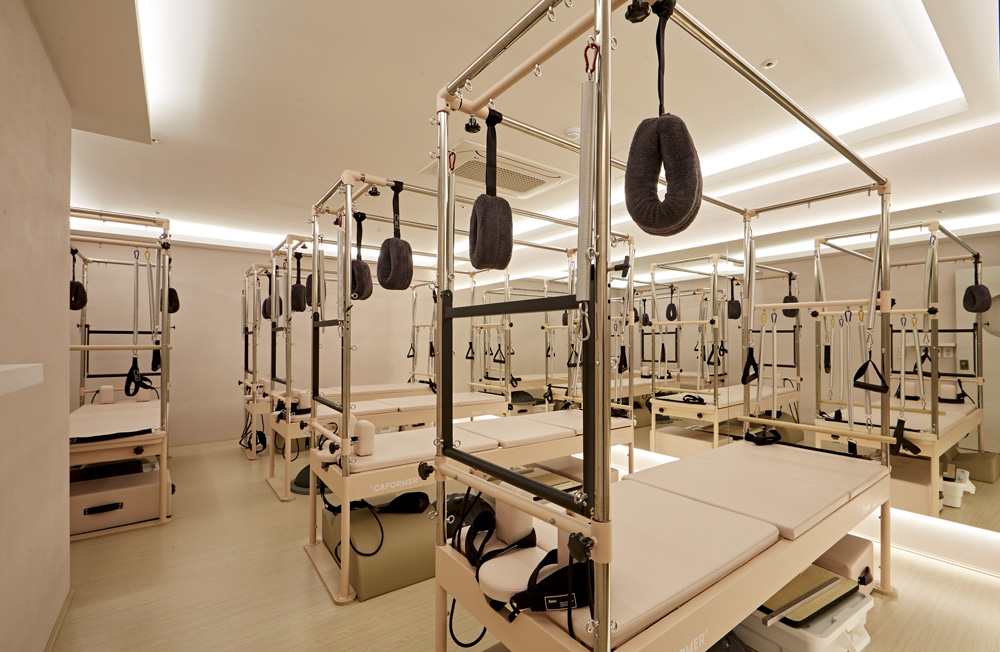 菲拉格慕餐厅的粉色调设计-8