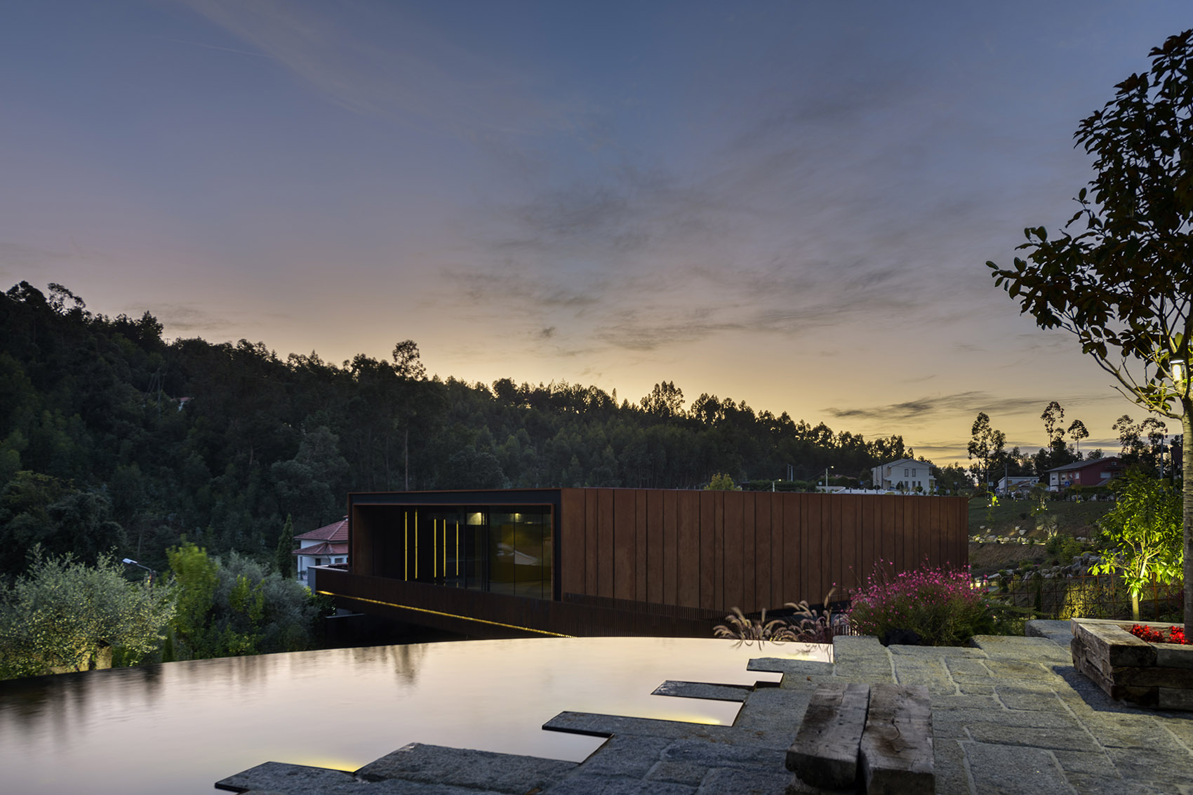 悬浮的盒子，葡萄牙 / MMVarquitectos-27