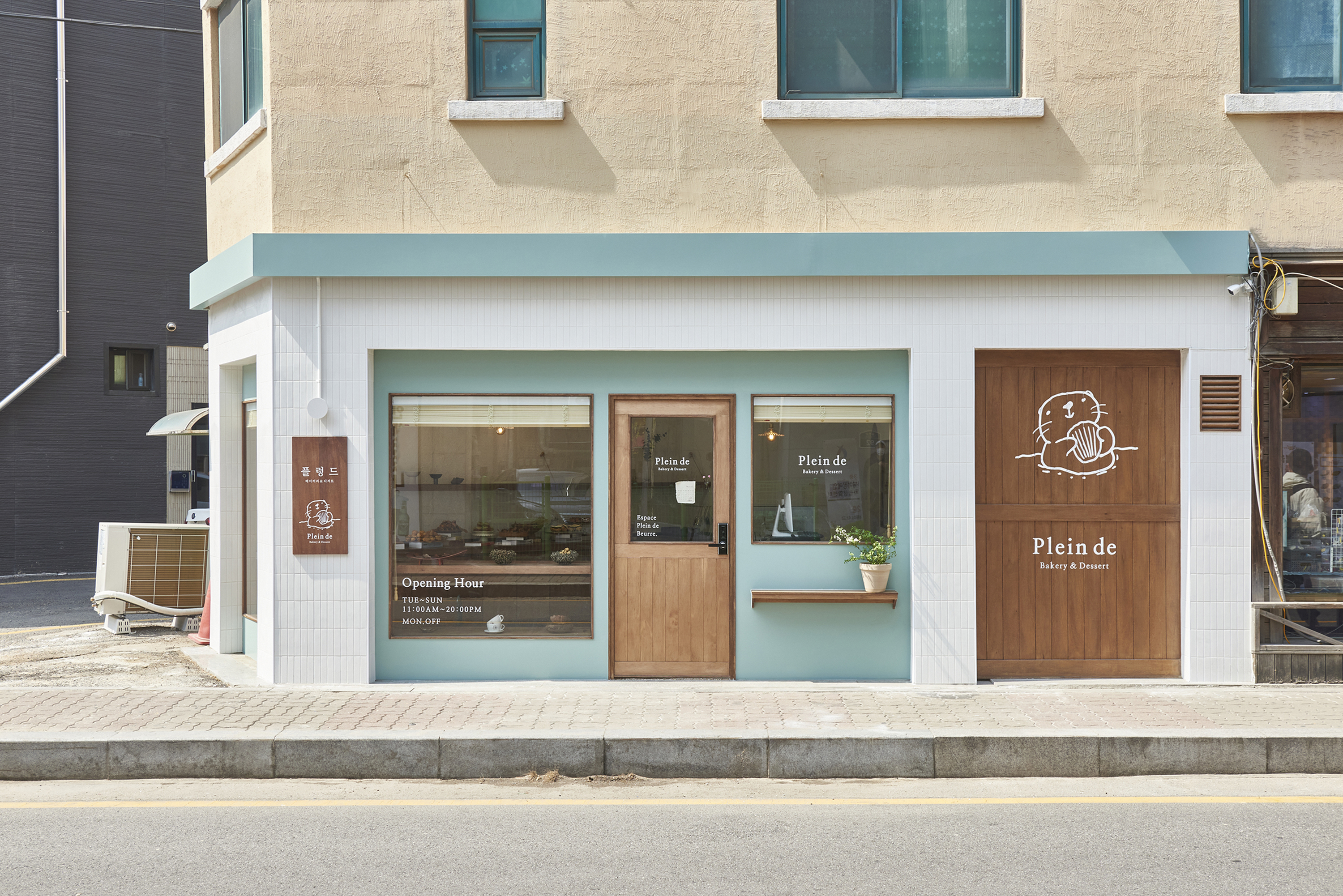 首尔 10 坪可爱面包店，温馨白色调与原木元素设计-2