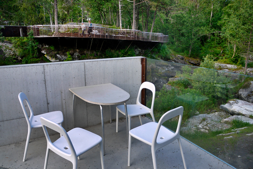 景区悬挑在悬崖上的桥-6