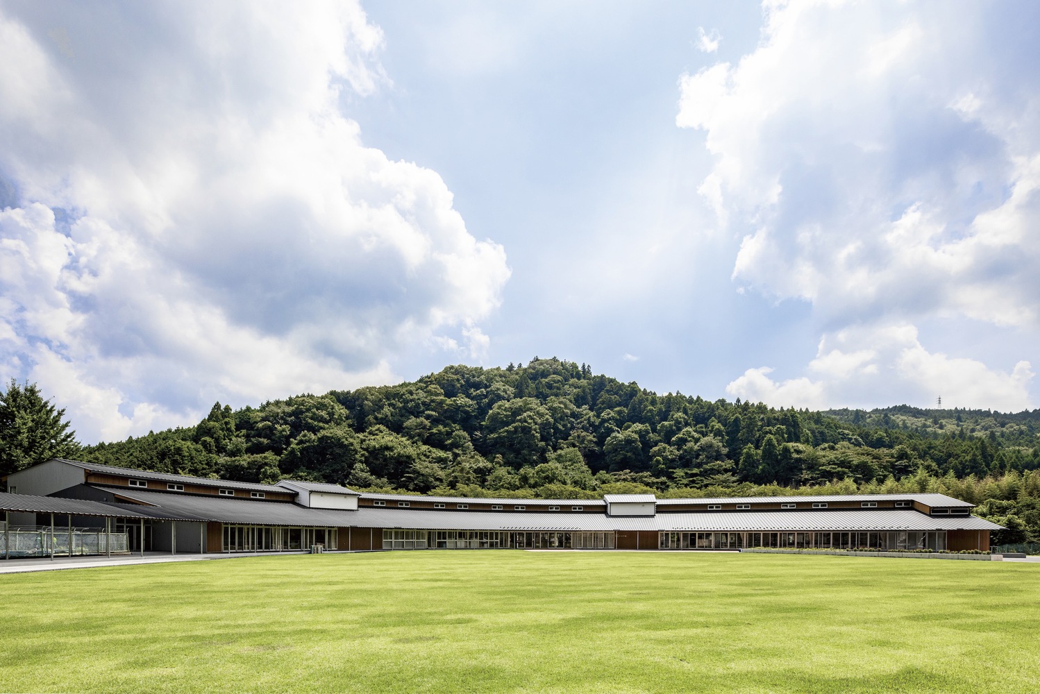 自然环抱的儿童友好型中学丨MIKAMI Architects-1