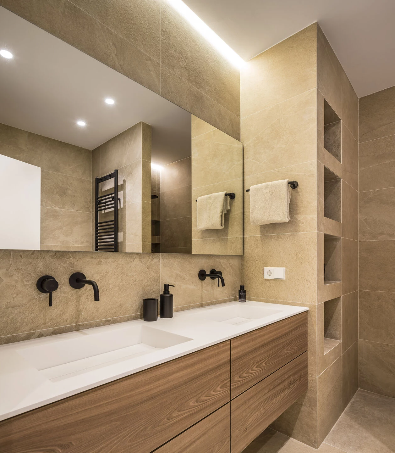 西班牙 Godella 简约现代别墅设计-17