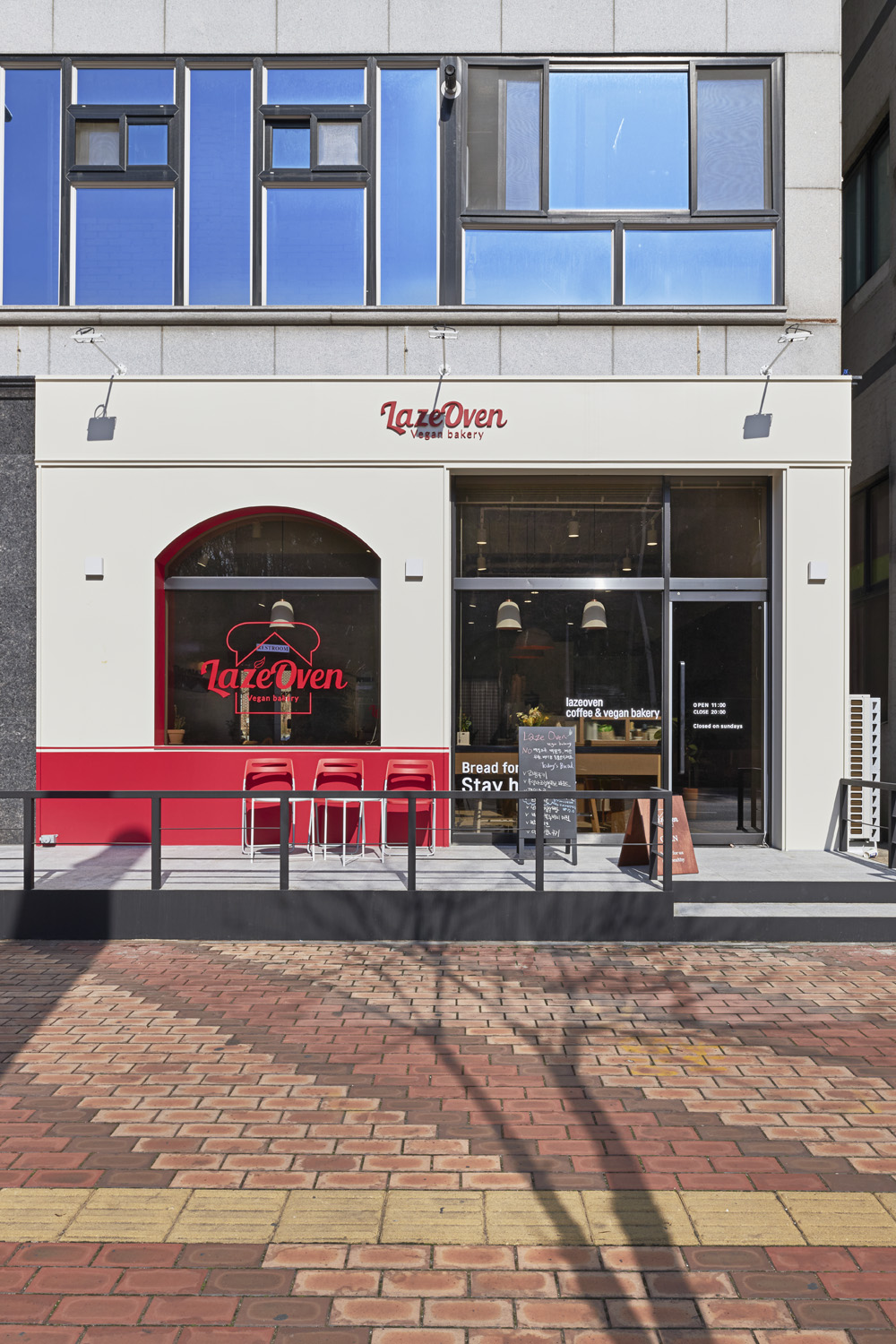 魅力无限的白色木纹 | 莱兹奥凡的 22 平米小型咖啡厅设计-2