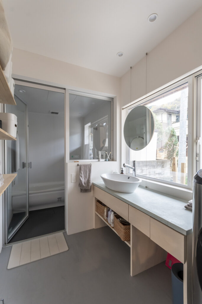 葉山に移り住み、人生が変わった――　ストーリーの詰まった“ふつうではない家” | Architecture | 100%LiFE-7