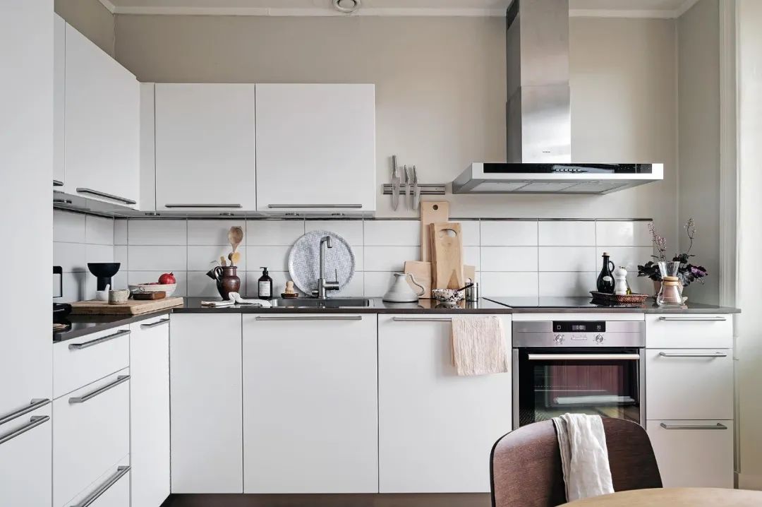 L 型布局厨房搭配小露台的家-17