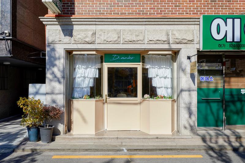 韩式简约风 12 平米咖啡厅设计-2