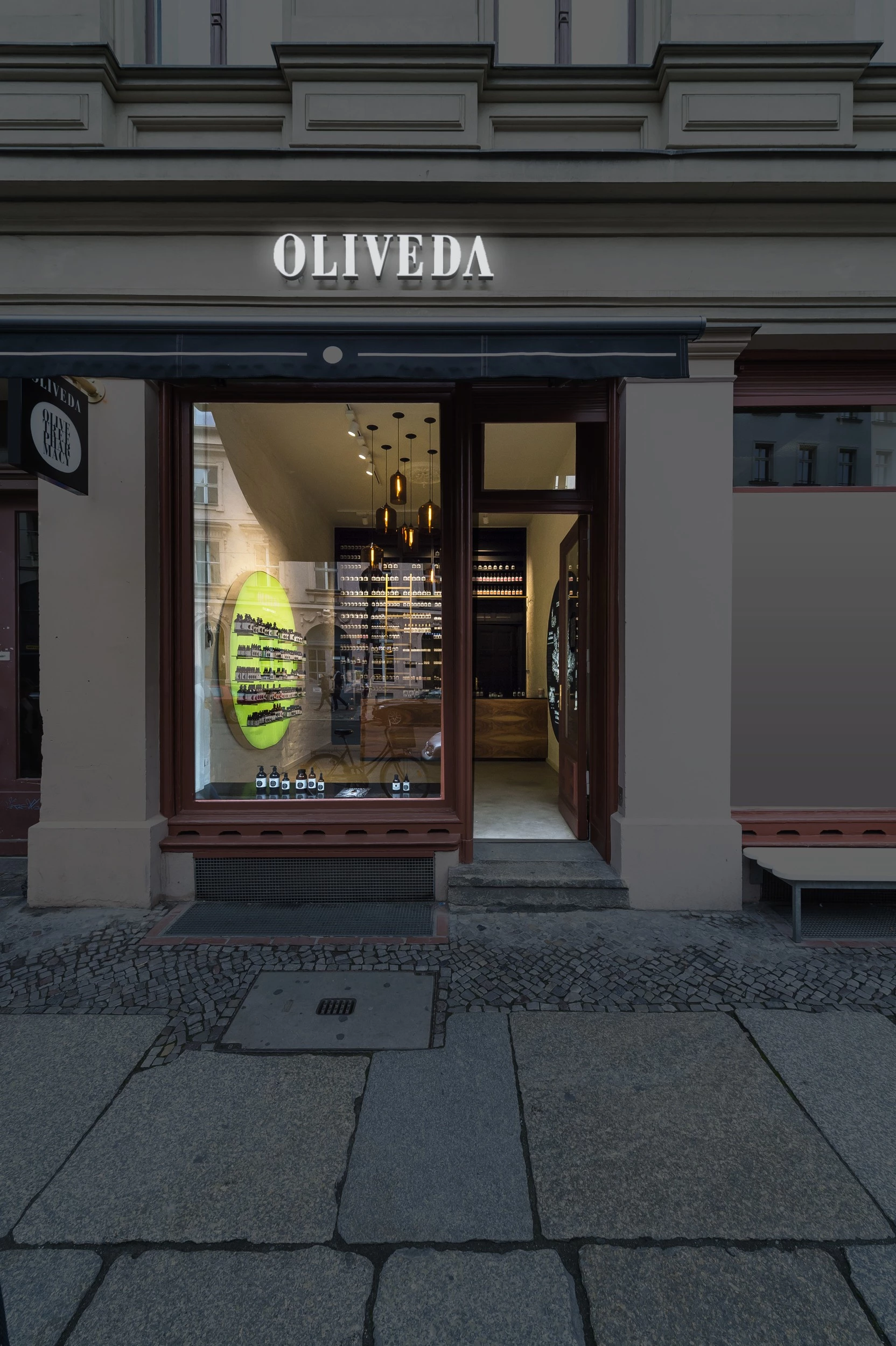 柏林 OLIVEDA 旗舰店 | 自然简约的药店空间-15