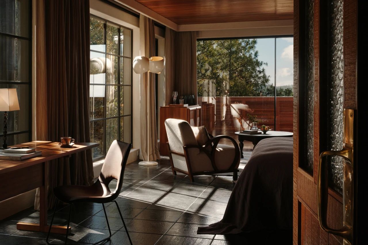 在洱海边爆红后，八旬用12年造伙山酒店，一砖一石皆用情-4