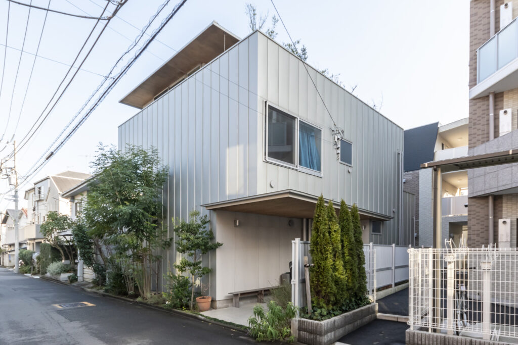 “路地庭”と“屋根庭”のある家　吹き抜けの窓を開けると心地の良い半屋外空間に | Architecture | 100%LiFE-18