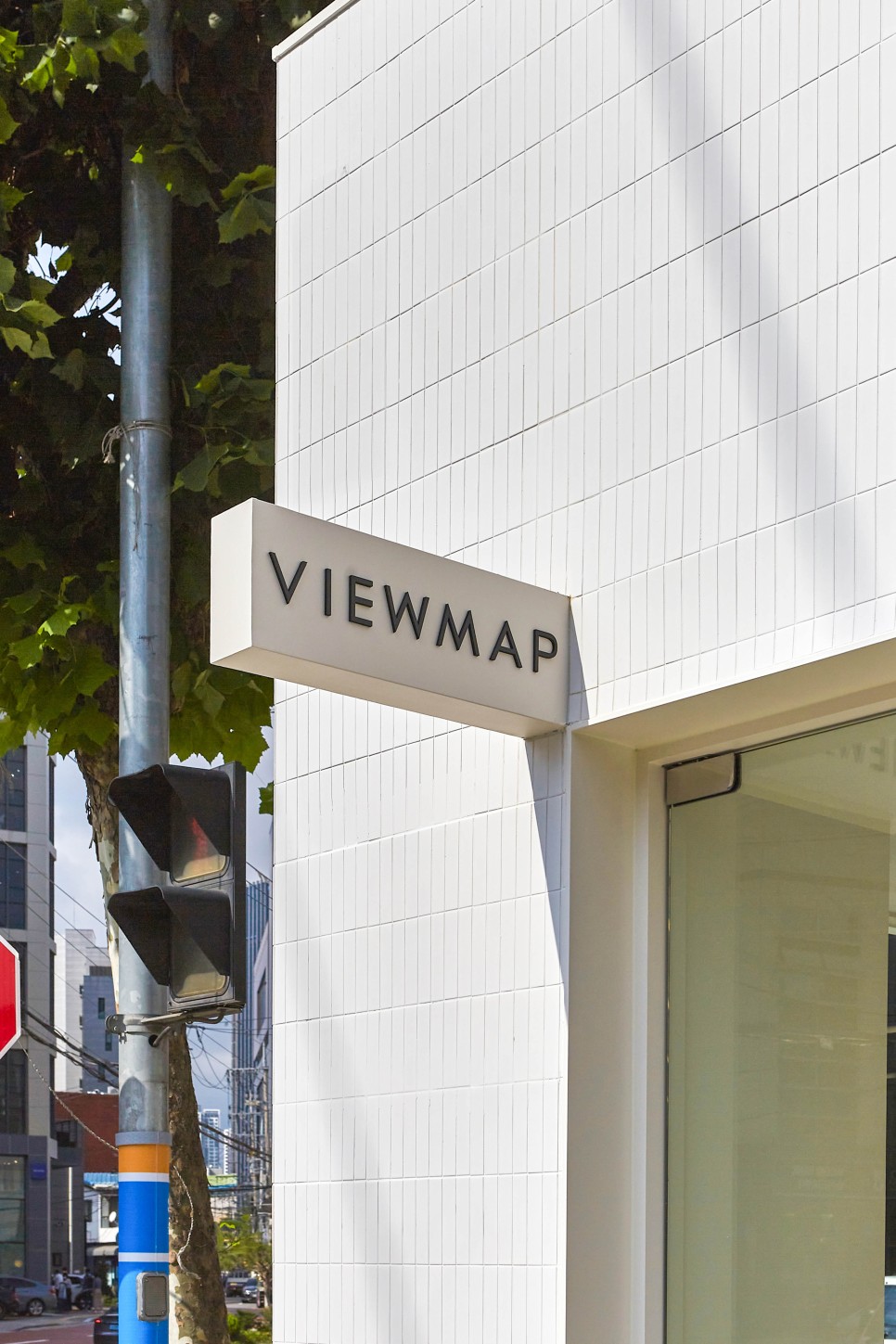 白色与木质，打造 15 平米眼镜店的极简魅力-21