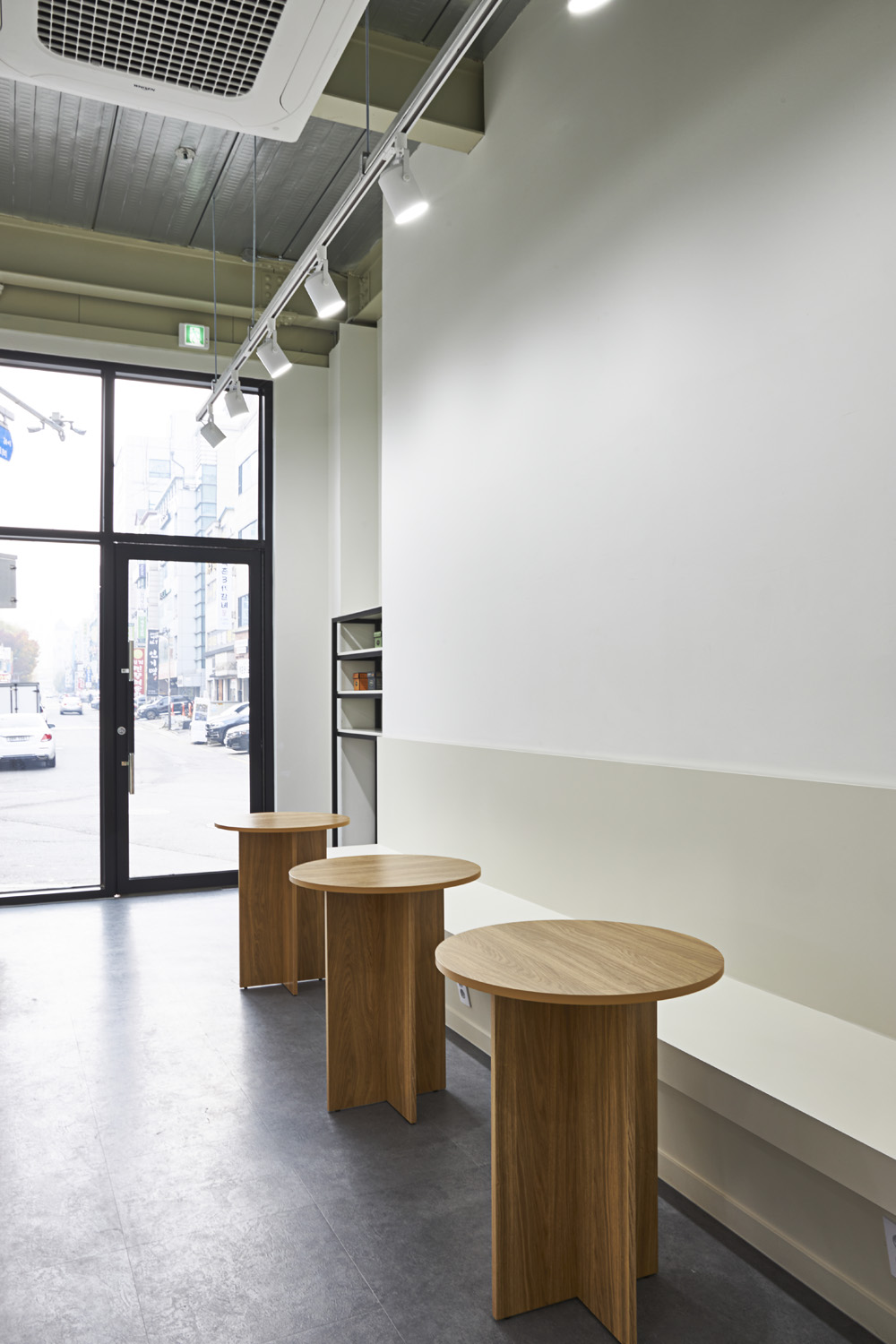 色彩点睛的 14 平米咖啡厅，打造温馨小空间-10