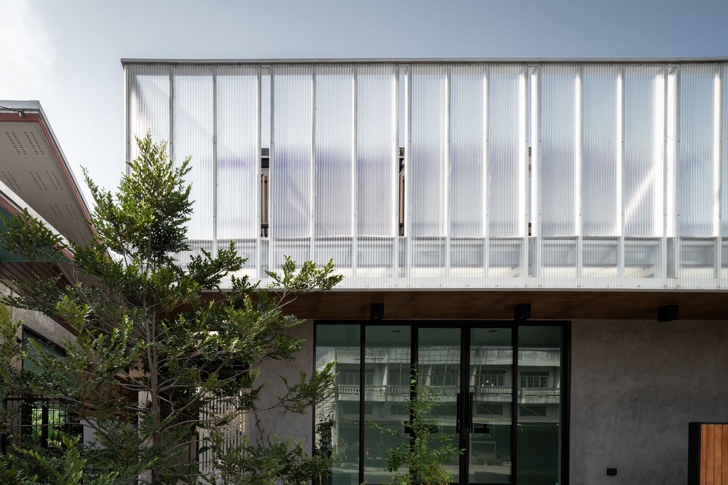 泰国 Petchaburi 私人住宅与诊所，和谐融入环境，功能与美学兼具-14