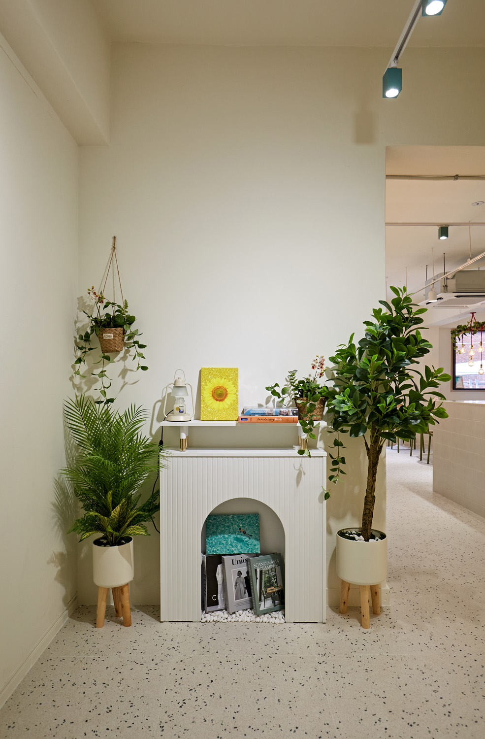 白色与木色 | 20 平米小空间的极简设计魅力-13