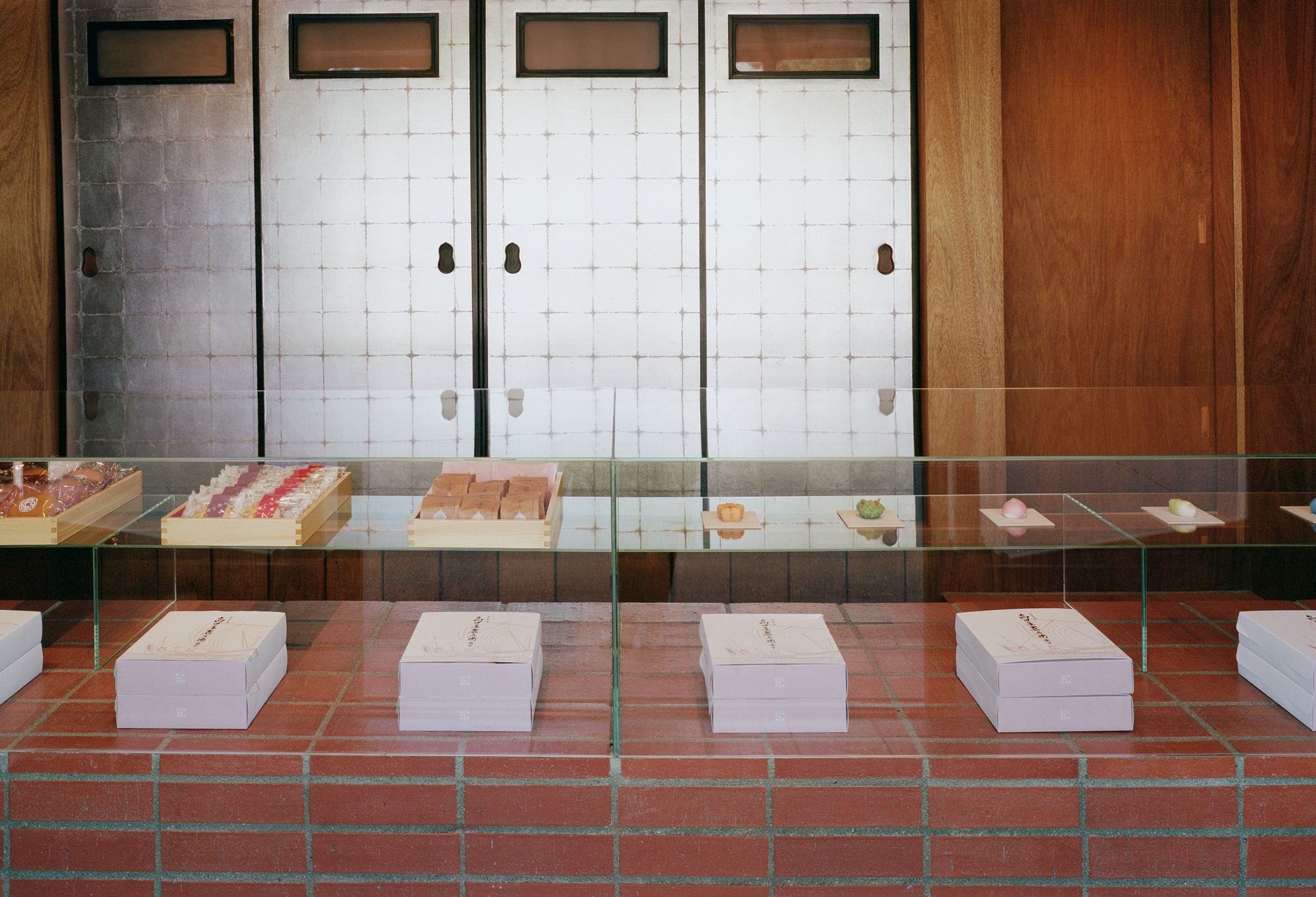 穿越時空的甜蜜滋味：長坂常改造函館百年老店「千秋庵總本家」，紅磚咖啡館的日西合璧 | FAM-16