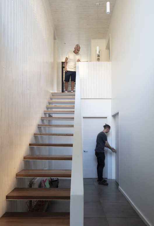 智利 Vitacura 社区翻新住宅，融入自然光线与可持续设计-23