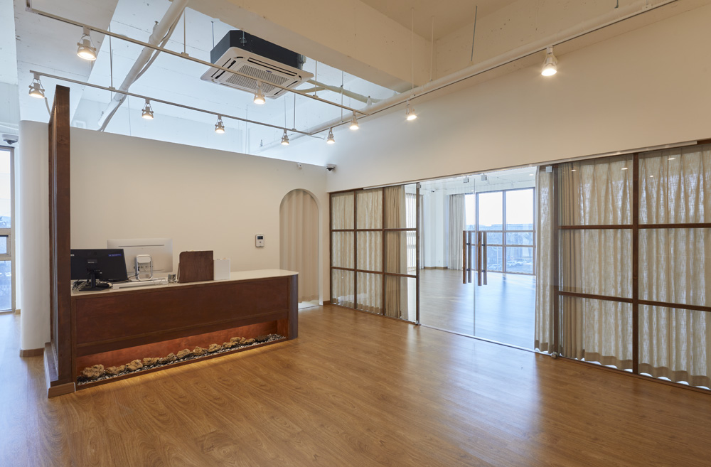 白色与木质的碰撞 | 50 平米瑜伽空间的极简设计-2