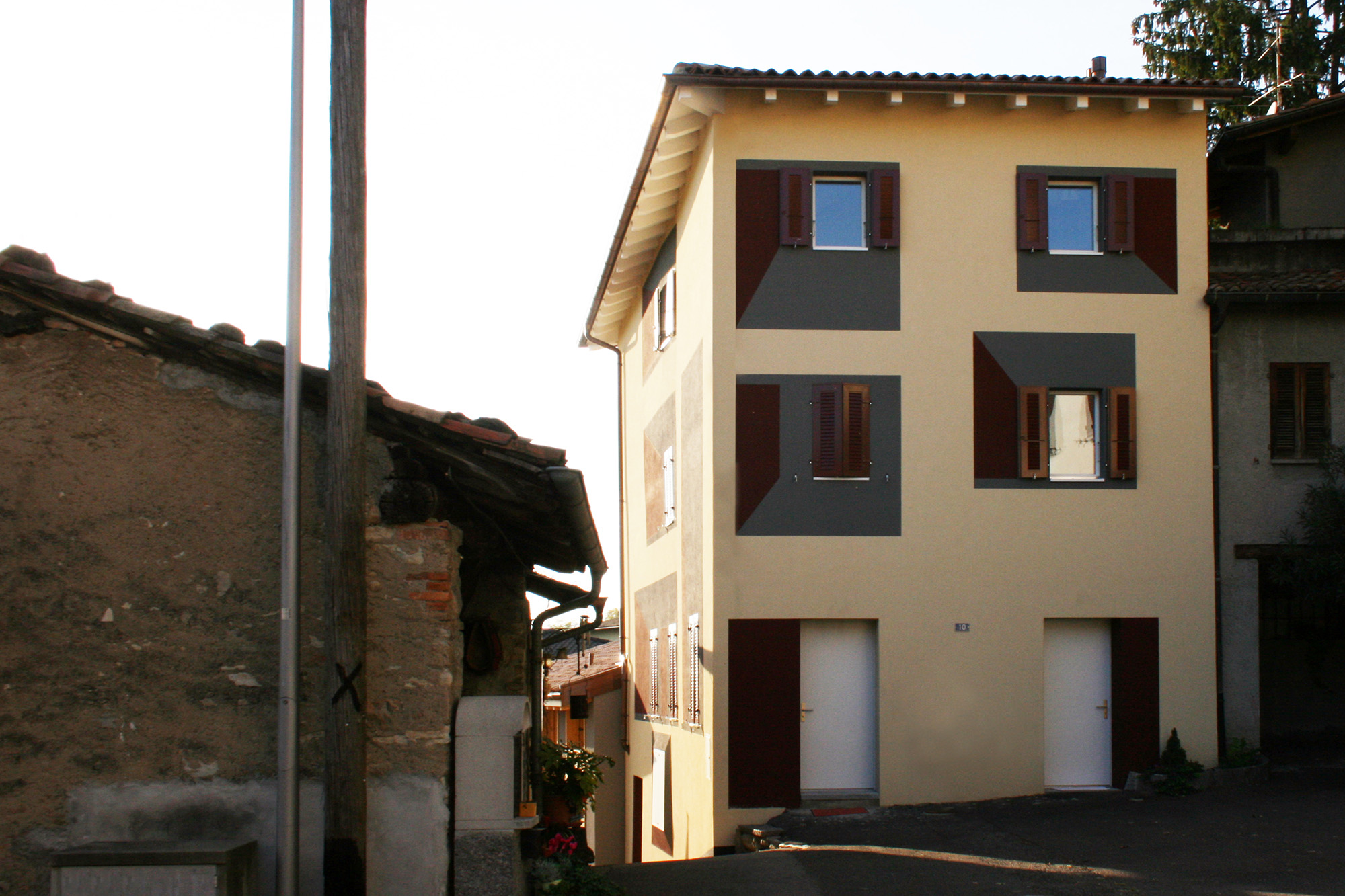 瑞士蒂奇诺州田园风光里的现代农舍改造-8