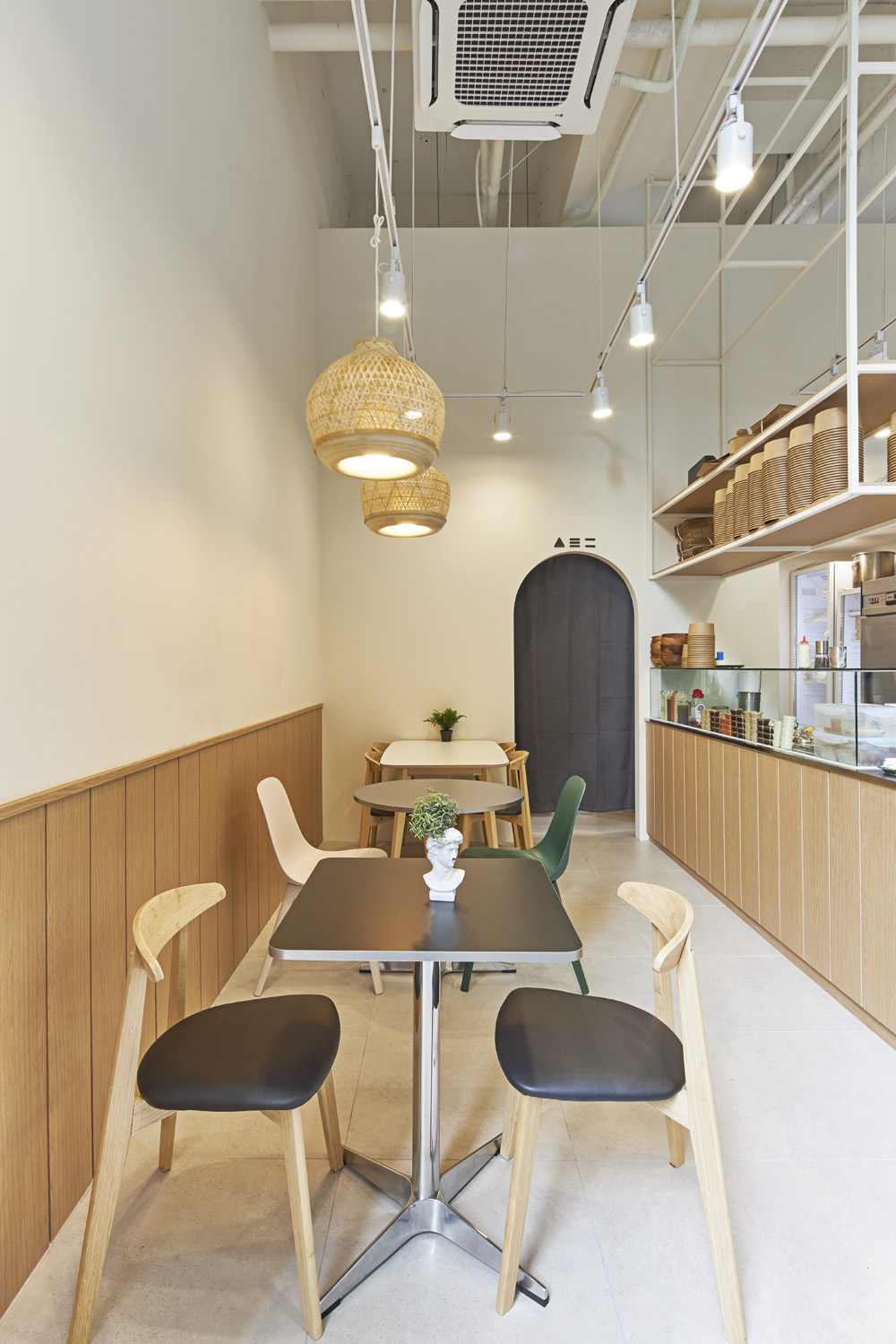 10 坪简约设计 白色木纹打造清爽咖啡厅-10