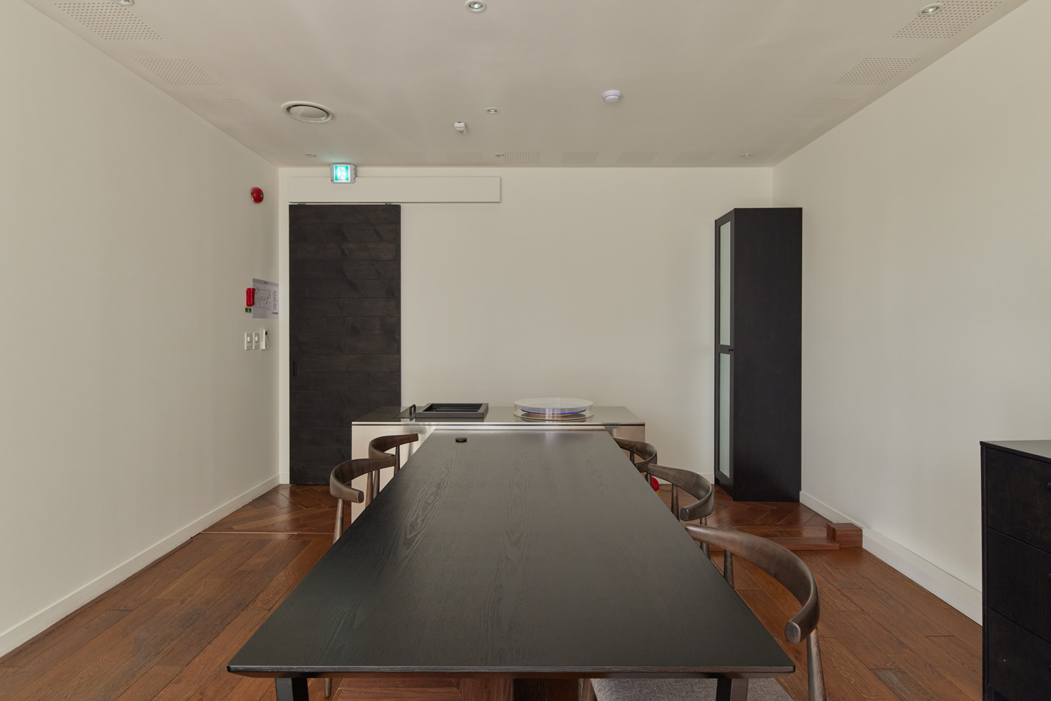 高级白色与木质，打造 92 分豪华室内空间-16