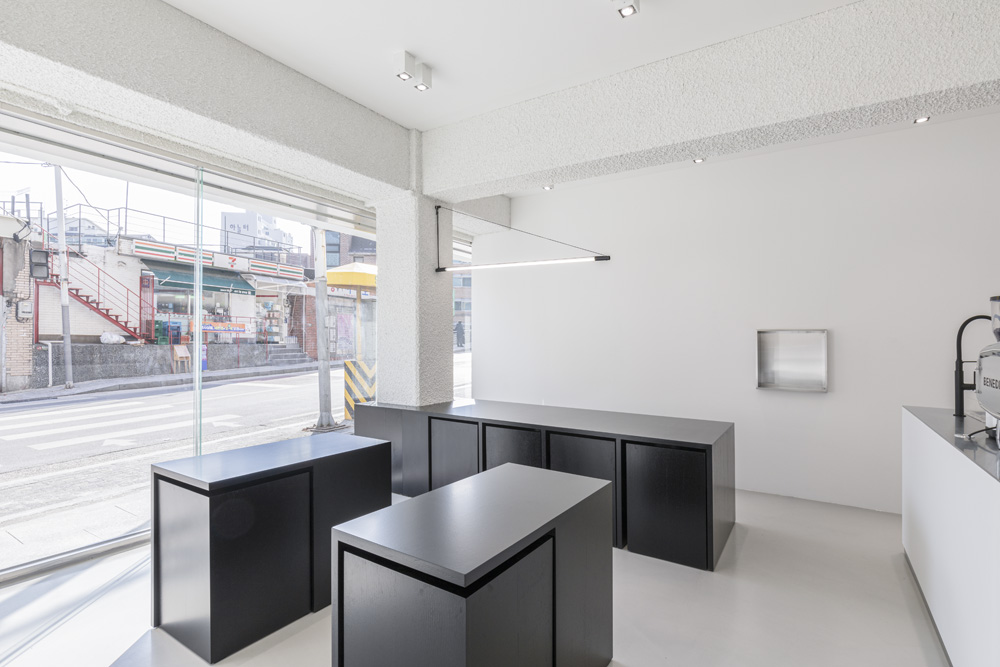 20 平米黑白极简咖啡馆设计，玩转空间魔法-13