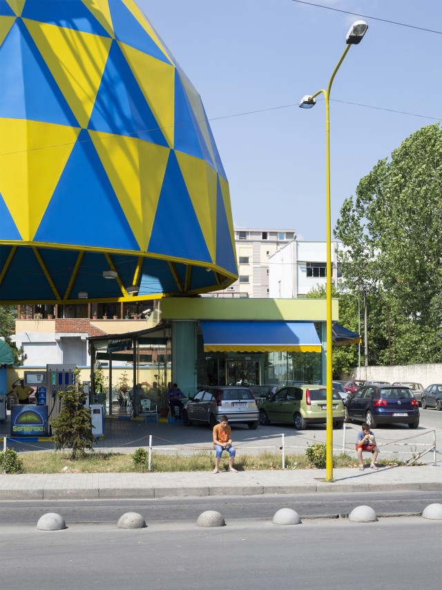 欧佩特罗尔（可结合具体上下文看是否为某个特定企业或机构名，若有其他背景信息可能该结果并非唯一准确，但仅从词汇本身是通用音译）  

注：以上翻译参考了一般音译规则，若‘Europetrol’在特定语境中有固定的中文译法，请提供更多背景信息  丨阿尔巴尼亚地拉那丨51N4E-36