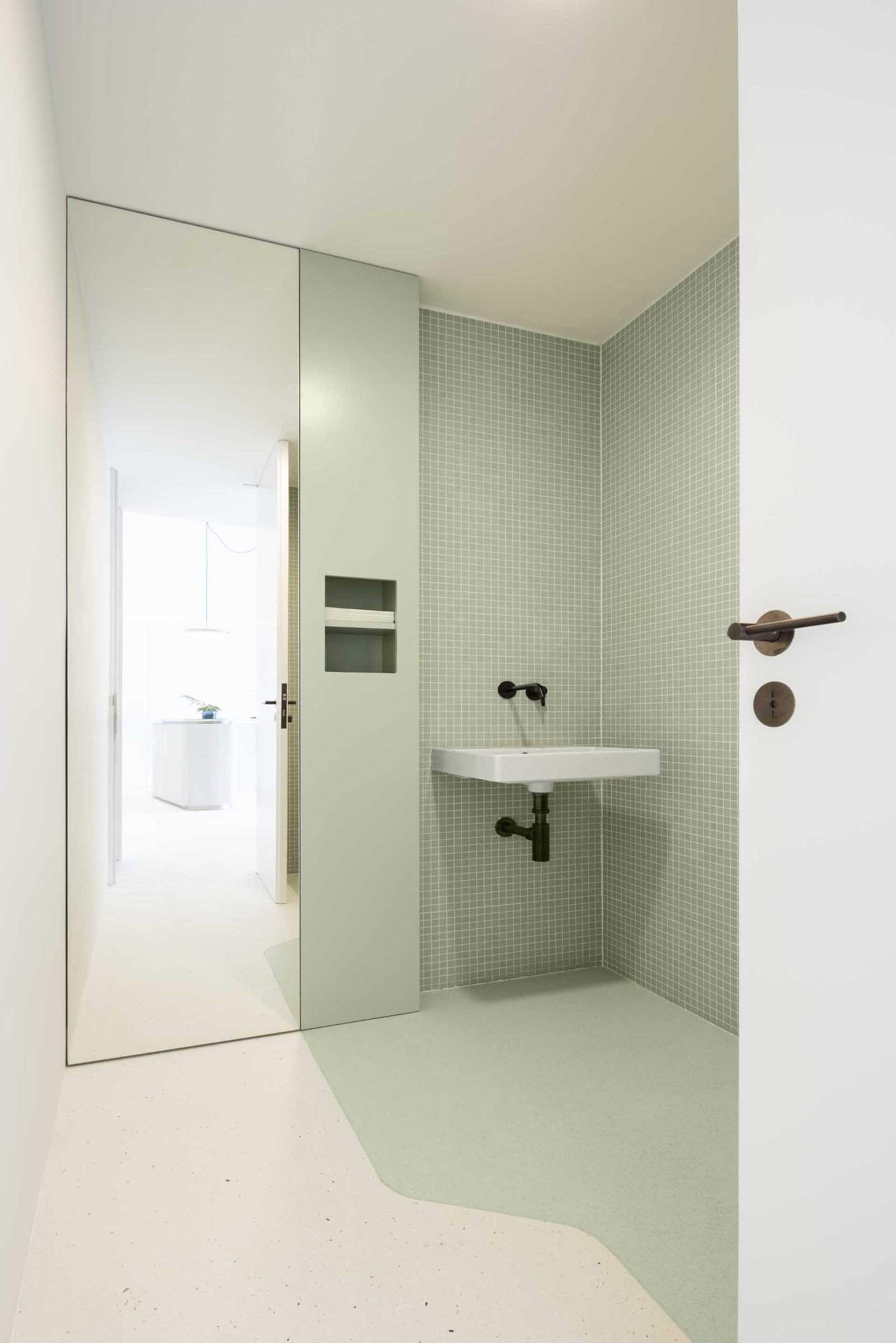 Think Health 自然疗法诊所室内设计丨葡萄牙蓬塔德尔加达丨BOX arquitectos-28