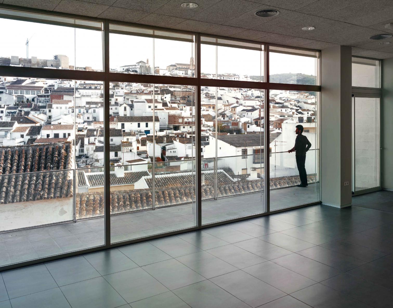 Baena 老年活动中心 · 融入城市景观的公共设施-18