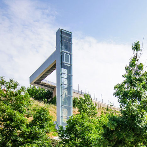 Steel-clad outdoor elevator connects the city and suburb in Pamplona-0