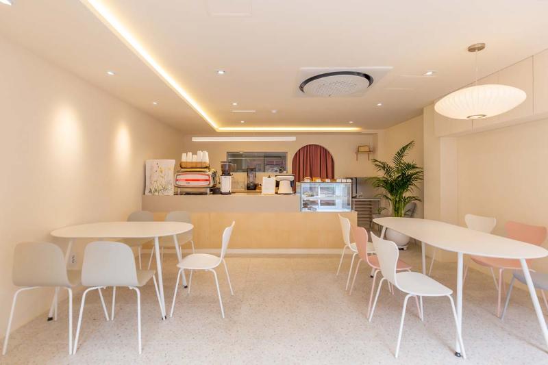 17 坪温馨咖啡馆，简约现代风格的魅力-5