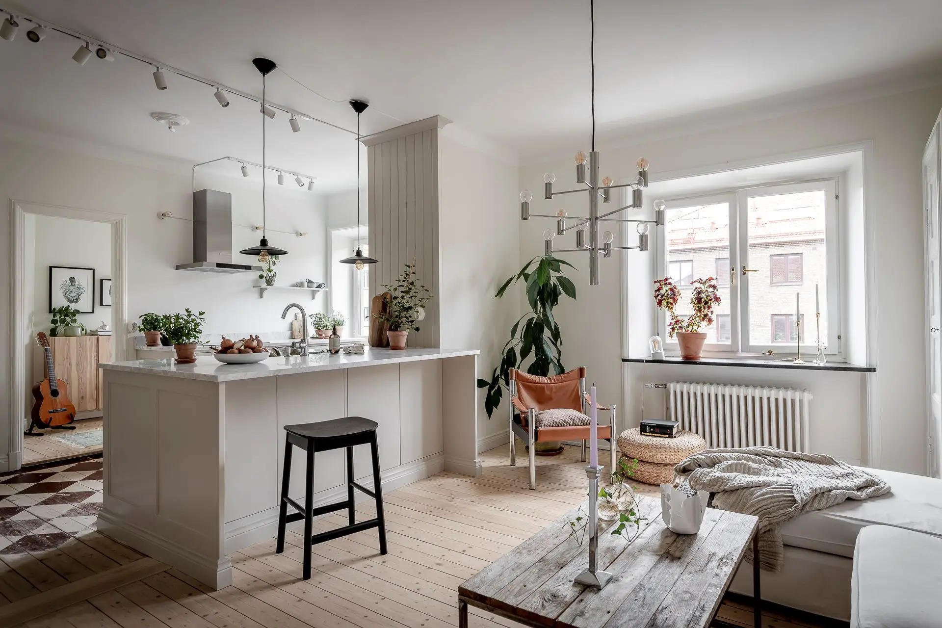 红白棋盘地板 | 古老公寓的现代魅力-14