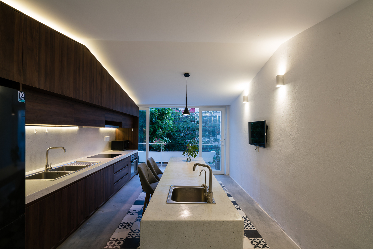 ZAKK ANDS HOUSE 透明金属边界与自然光影的完美融合-42