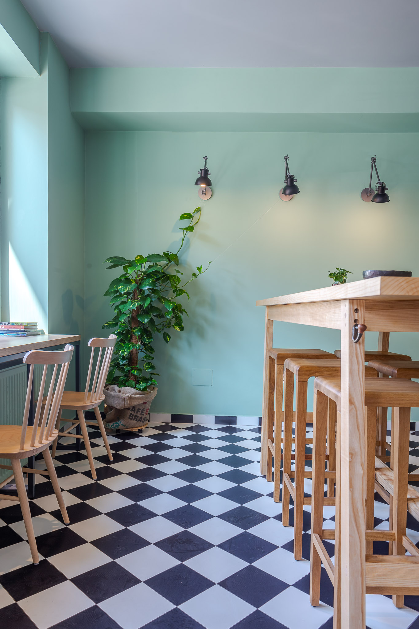 441 设计工作室打造罗马尼亚 Bucharest Saint Roastery 咖啡厅,工业风中融入温暖元素-9