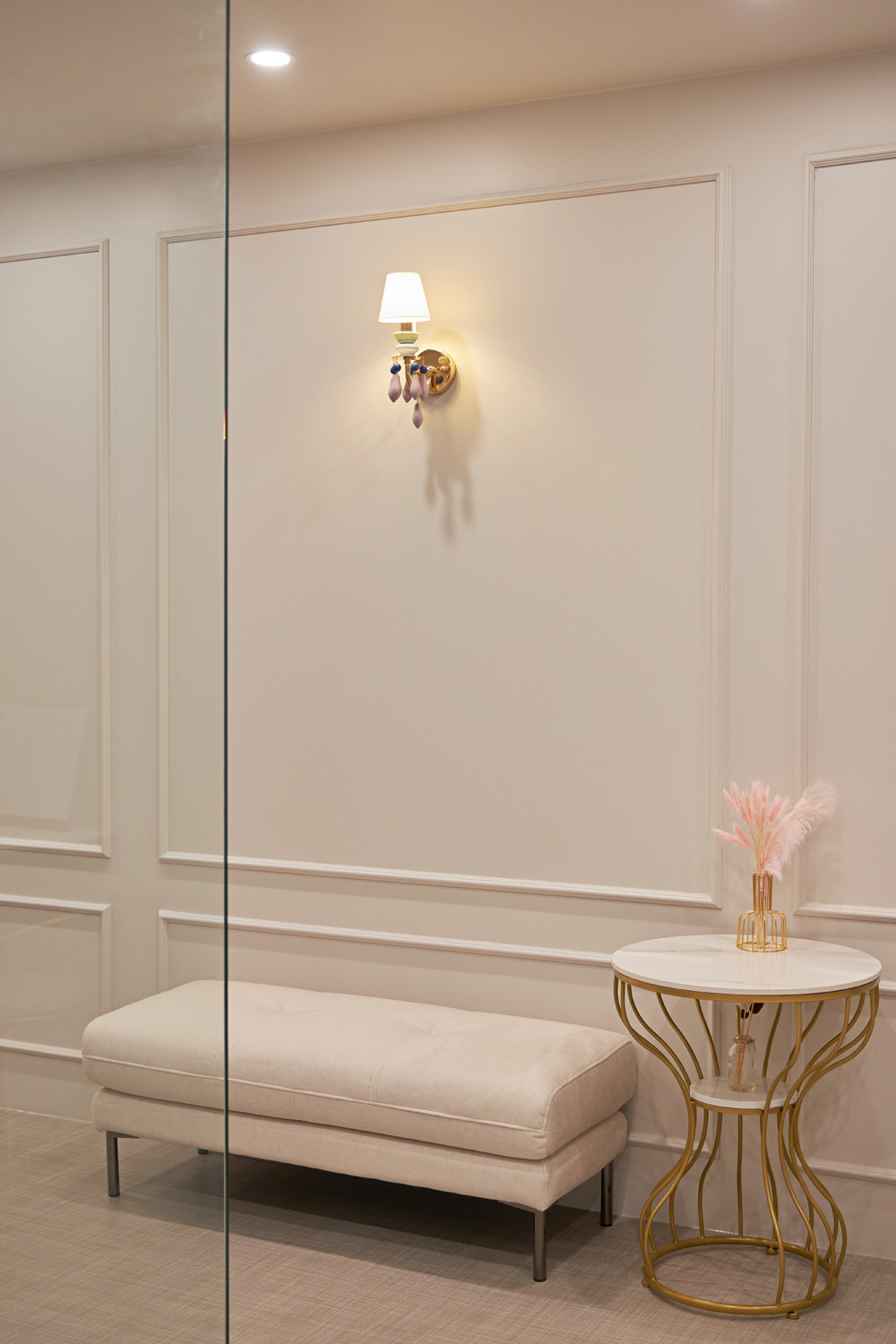 19 平现代简约风格白色 tone 皮革店室内设计案例-17