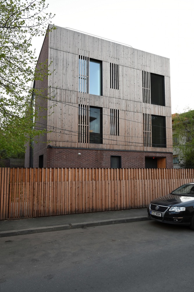 罗马尼亚四口之家垂直住宅，自然材料与光影共舞-67