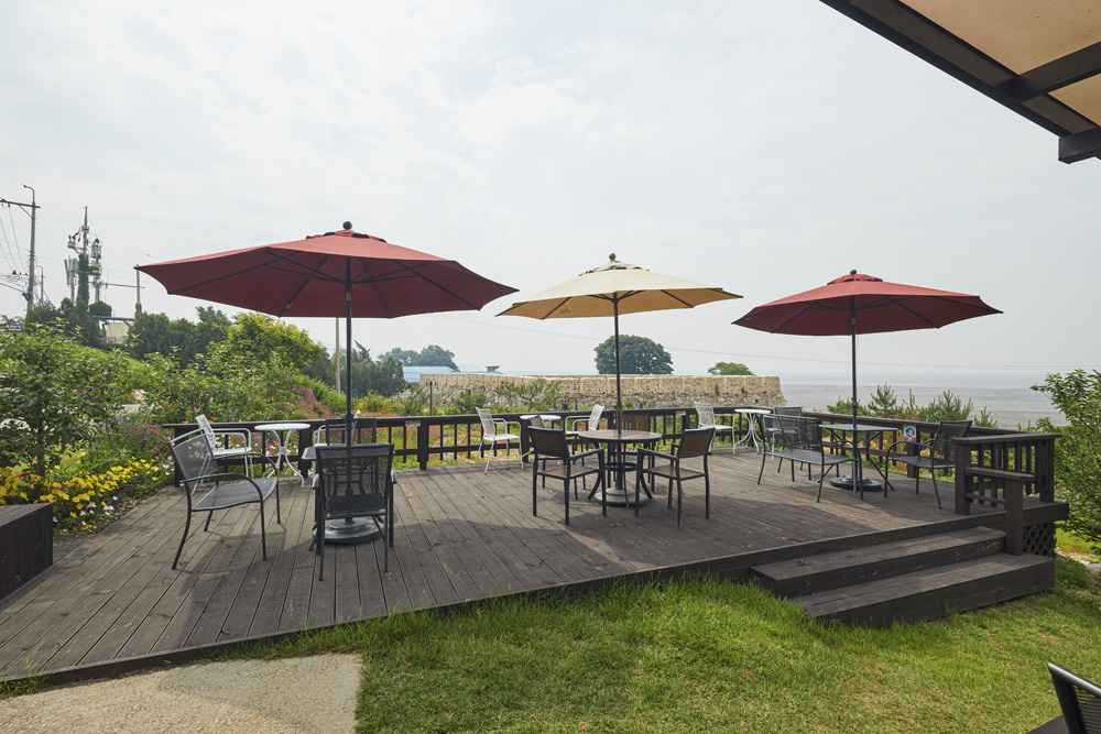 洛特里克咖啡馆 | 明亮的木质设计，展现极简魅力-15