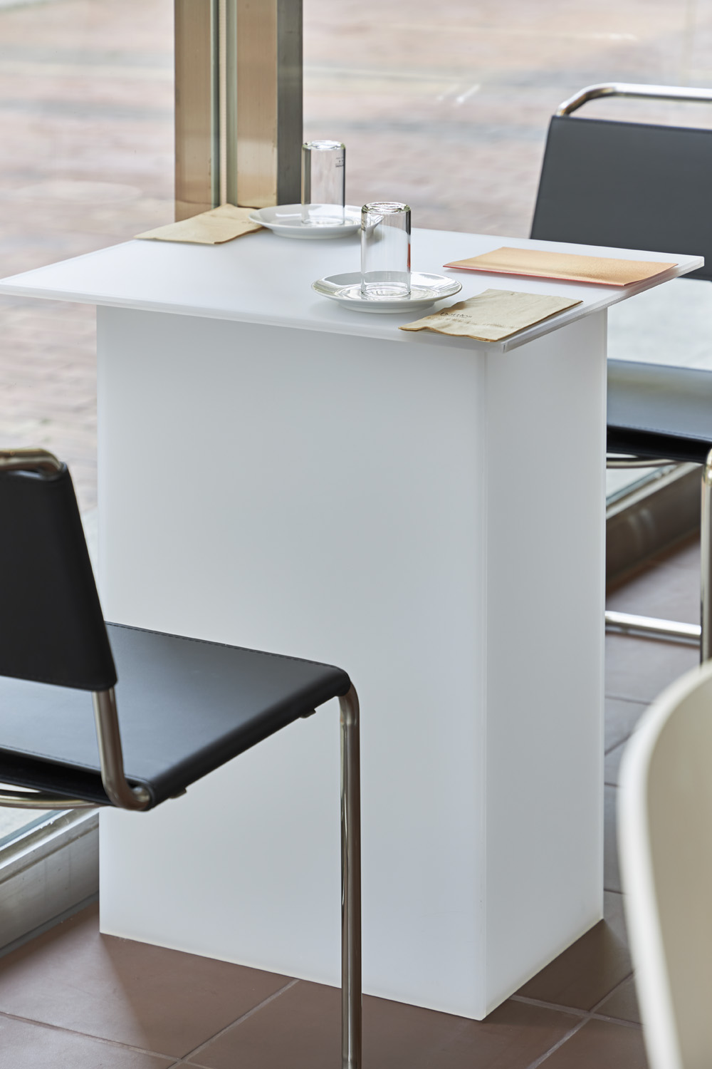 高级红酒店的优雅内饰设计-19