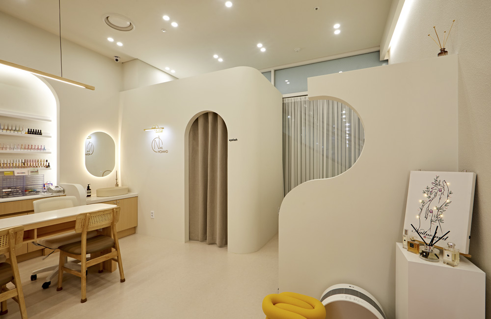 简约白色与原木质感的完美融合 | 10 坪小空间的艺术探索-9