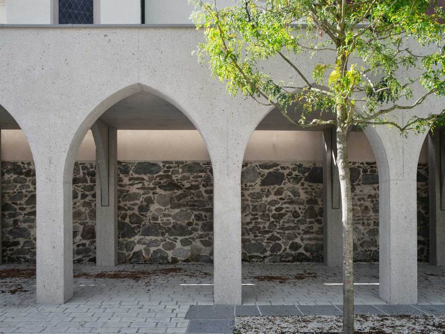 霍尔辛教堂拱廊丨Hertl Architekten-13