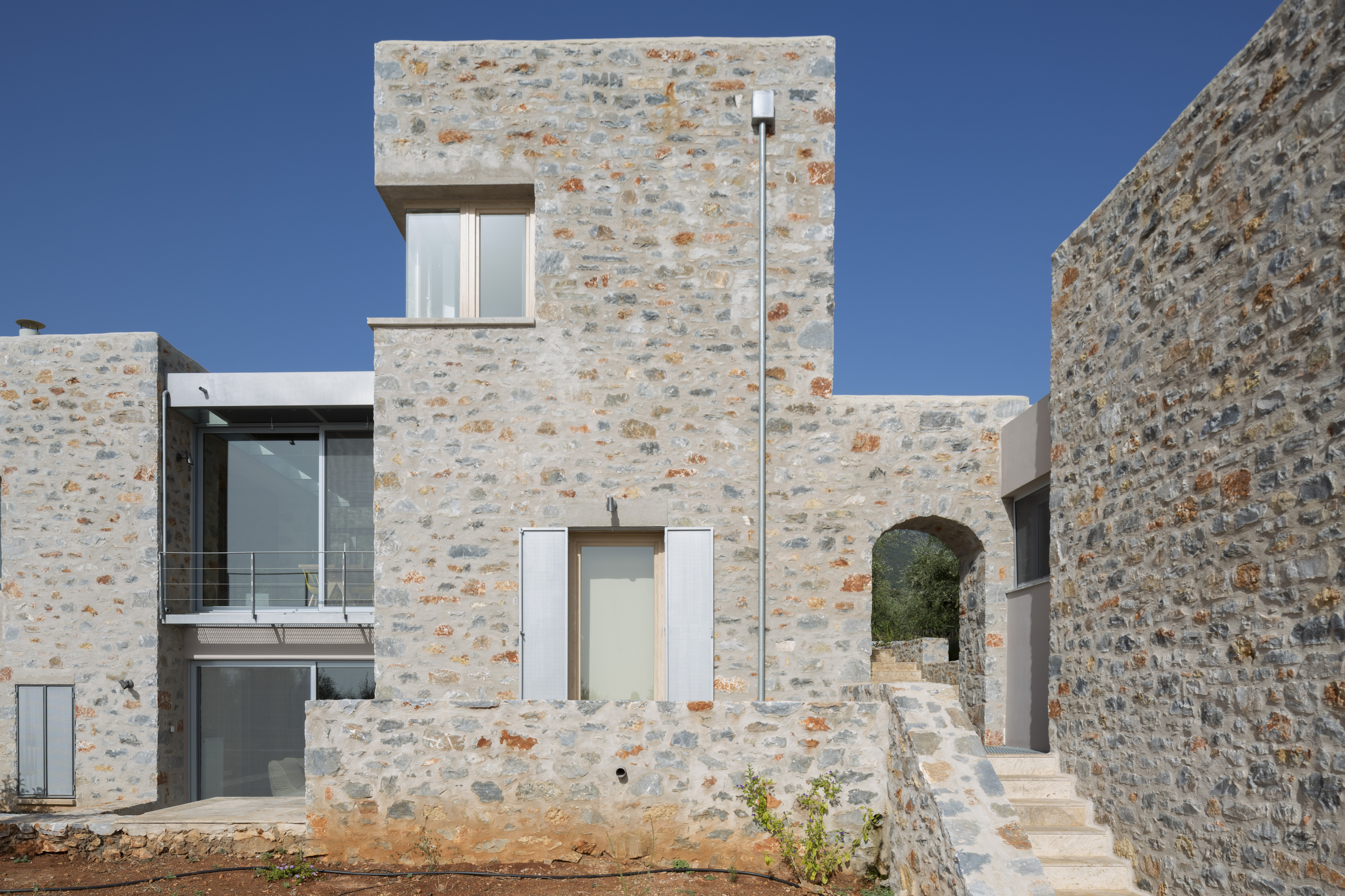 橄榄林中的石筑别墅-8