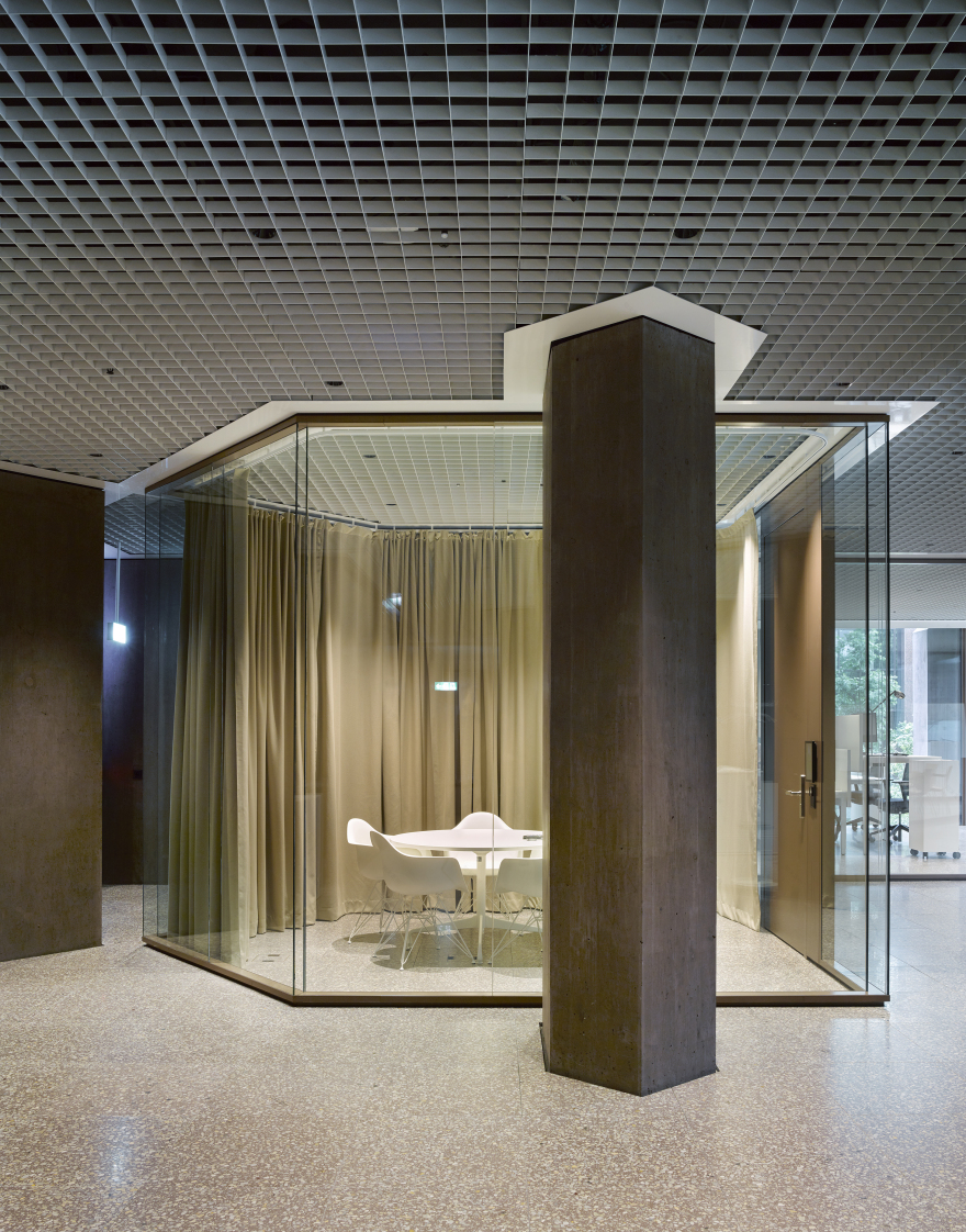 混凝土石板下的内向空间 | Valerio Olgiati 的巴洛伊保险办公大楼-7